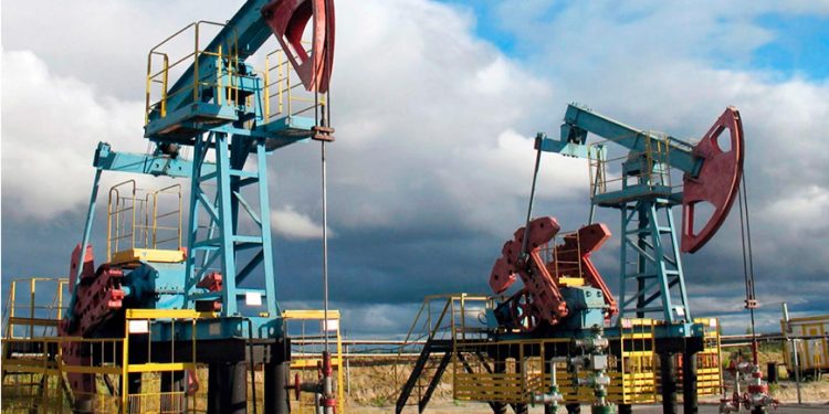 Petróleo abre con caídas mientras mercados esperan resultado de las conversaciones Irán-EU
