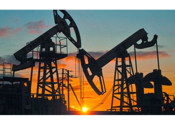 Petróleo baja en la apertura, pero se encamina a un alza semanal de 6% por riesgos de suministro