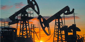 Petróleo baja en la apertura, pero se encamina a un alza semanal de 6% por riesgos de suministro