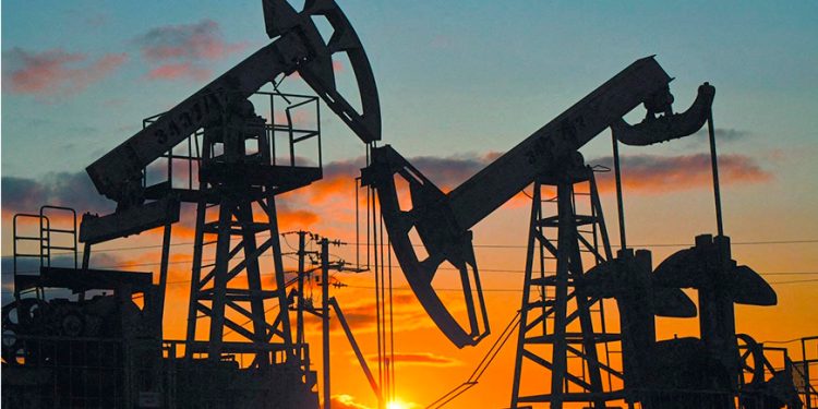 Petróleo baja en la apertura, pero se encamina a un alza semanal de 6% por riesgos de suministro