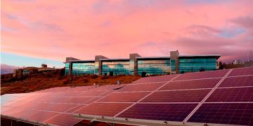 La capacidad renovable alcanzó el 49,5 % del total mundial en 2025