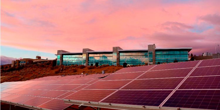 La capacidad renovable alcanzó el 49,5 % del total mundial en 2025