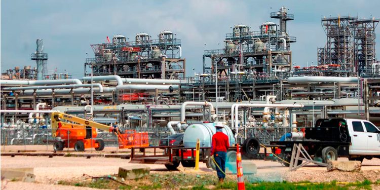 El verdadero cuello de botella energético: la gasolina y el diésel no dan tregua, aunque caiga el petróleo
