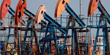Petróleo se encamina a alza semanal de más de 4% tras nueva amenaza de EU de bloqueo a Irán