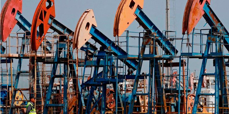 Petróleo se encamina a alza semanal de más de 4% tras nueva amenaza de EU de bloqueo a Irán