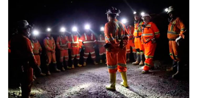 Las ganancias mineras se disparan 21% gracias a altos precios de los metales, pero la inversión cae