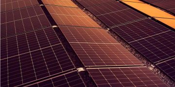 El revolucionario proyecto de Suiza para generar electricidad con placas solares: “Es el primero en su tipo en el mundo”