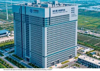 China está levantando una batería tan grande como un rascacielos de 50 plantas con un objetivo: exprimir la energía renovable al milímetro