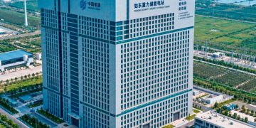 China está levantando una batería tan grande como un rascacielos de 50 plantas con un objetivo: exprimir la energía renovable al milímetro