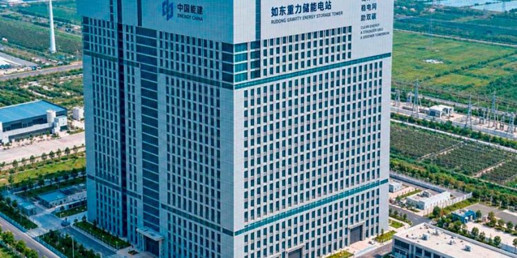 China está levantando una batería tan grande como un rascacielos de 50 plantas con un objetivo: exprimir la energía renovable al milímetro