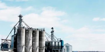 Construcción, manufactura y energía elevan la producción industrial en agosto