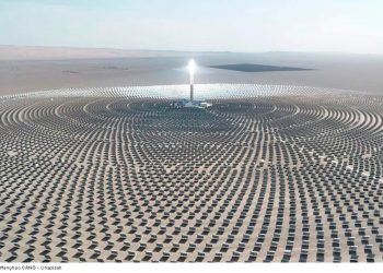 Miles de espejos apuntando a una torre gigante: así funcionan las centrales solares que México quiere usar para tener electricidad de noche