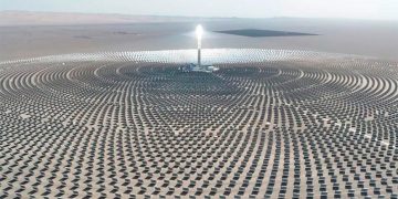 Miles de espejos apuntando a una torre gigante: así funcionan las centrales solares que México quiere usar para tener electricidad de noche