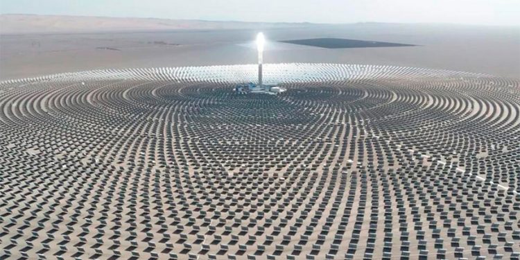 Miles de espejos apuntando a una torre gigante: así funcionan las centrales solares que México quiere usar para tener electricidad de noche