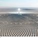 Miles de espejos apuntando a una torre gigante: así funcionan las centrales solares que México quiere usar para tener electricidad de noche