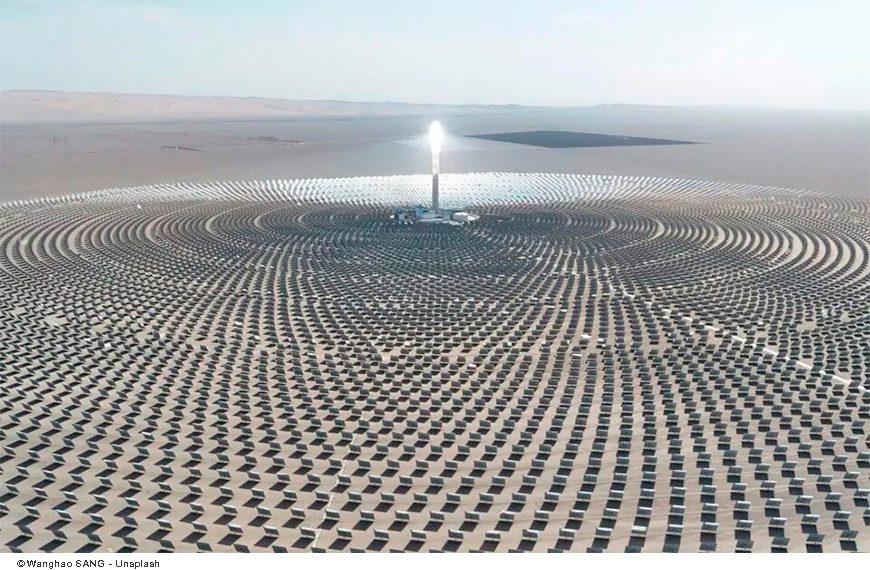 Miles de espejos apuntando a una torre gigante: así funcionan las centrales solares que México quiere usar para tener electricidad de noche