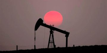 Precios del petróleo bajan más de 1 dólar en la apertura, atento a conversaciones de paz